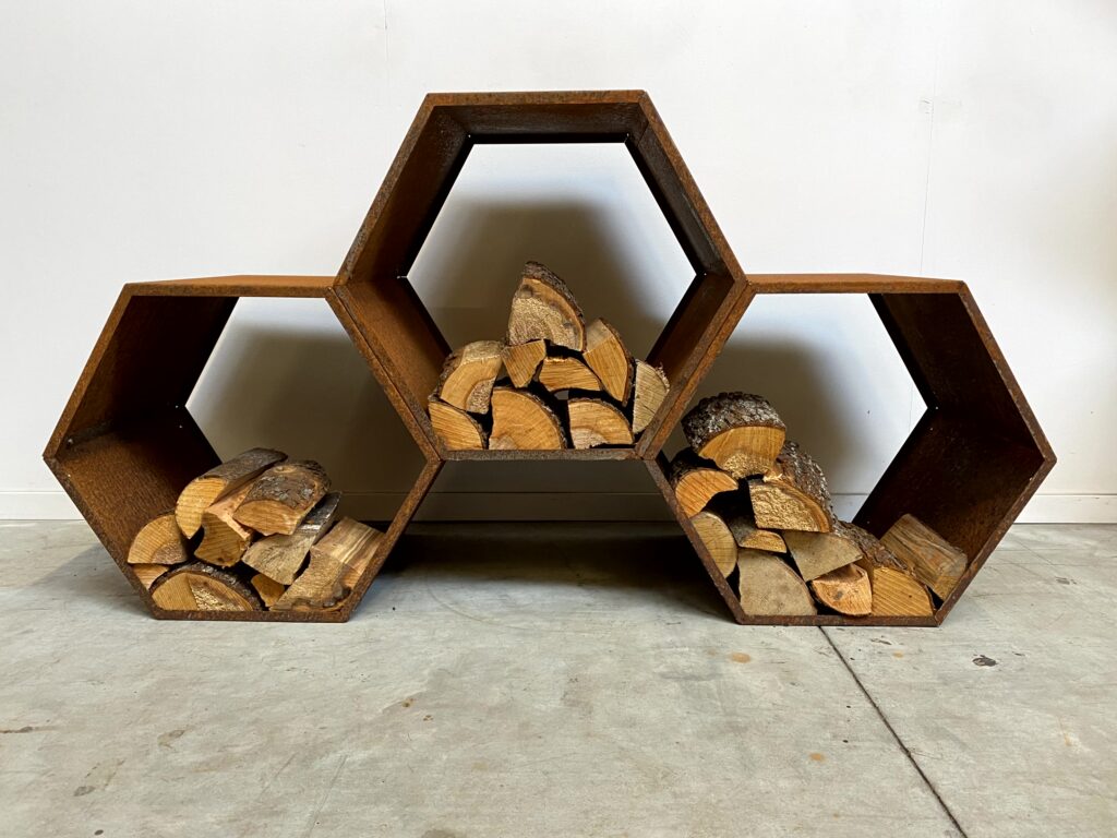 Mobilier en tôle pliée en métal sur mesure